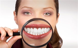 Οι πέντε φυσικοί τρόποι για να κάνετε λεύκανση δοντιών