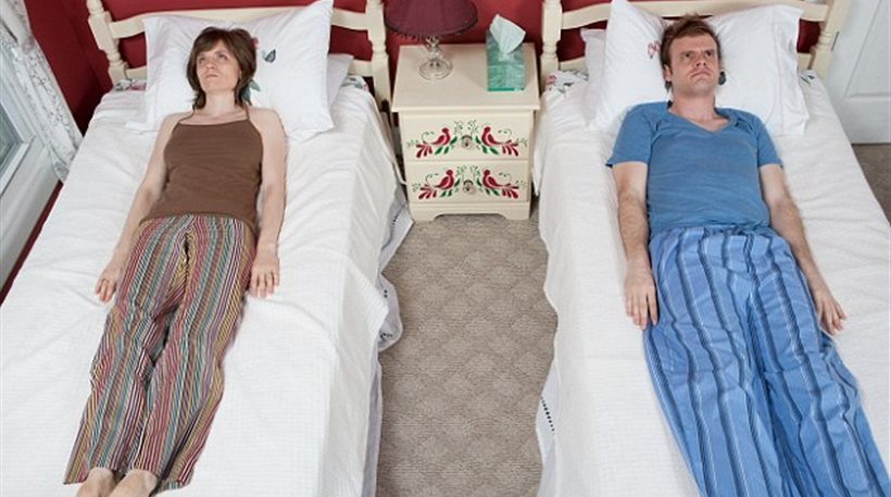Ένα στα έξι ζευγάρια κοιμούνται σε χωριστά κρεβάτια