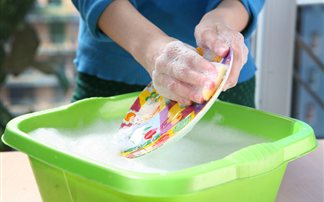 Το πλύσιμο των πιάτων στο χέρι προστατεύει τα παιδιά από αλλεργίες