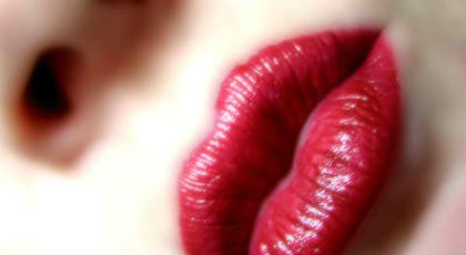 Κόκκινα χείλη βαμμένα με…μόλυβδο