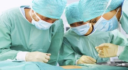Οι “μεσήλικες” χειρουργοί είναι οι πιο ασφαλείς