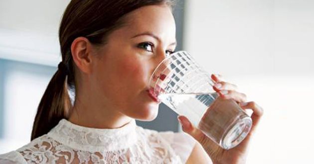 Γιατί πρέπει να πίνετε νερό το πρωί με άδειο στομάχι;