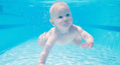 Τοκετός στο νερό. Κάνει τα μωρά ευτυχισμένα;
