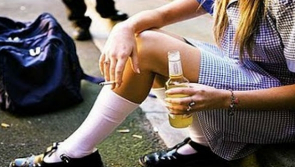 ‘Ελληνες έφηβοι: Καπνίζουν λιγότερο, προτιμούν τη μπύρα και χρησιμοποιούν κάνναβη από τα 15…