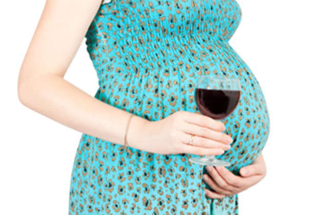 Πρόωρο τοκετό μπορεί να προκαλέσει ακόμα κι ένα ποτό στην εγκυμοσύνη