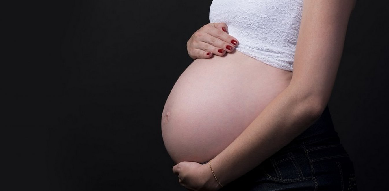 Οι επιπτώσεις του νέου κορωνοϊού στην εγκυμοσύνη – Πότε αυξάνεται ο κίνδυνος για πρόωρο τοκετό