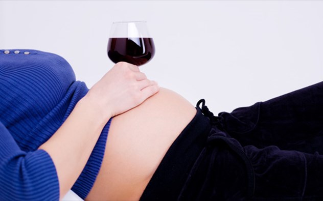 Πρόωρα ή λιποβαρή νεογνά αποκτούν οι γυναίκες που πίνουν κατά την κύηση