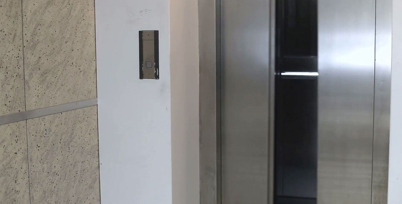 Για πόση ώρα παραμένει ο κορωνοϊός στο ασανσέρ όταν κάποιος φτερνιστεί;