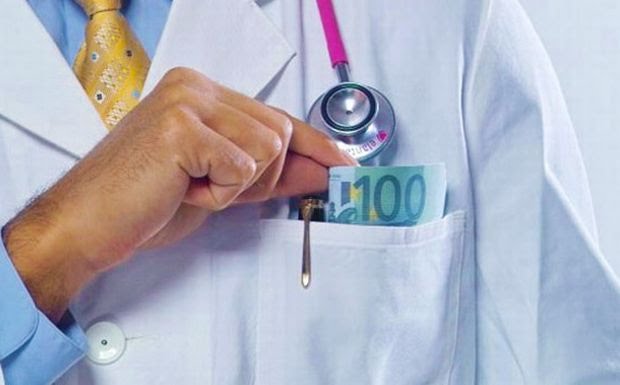 Διευθυντής χειρουργός του Ευαγγελισμού συνελήφθη για φακελάκι – Zήτησε 1.500 ευρώ!