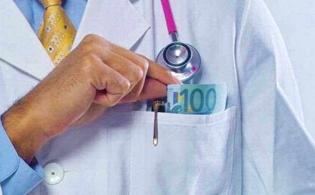 Διευθυντής χειρουργός του Ευαγγελισμού συνελήφθη για φακελάκι – Zήτησε 1.500 ευρώ!