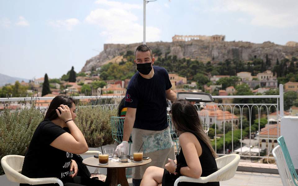 «Τέλος» η χρήση μάσκας στους εσωτερικούς χώρους για την… ώρα – Πού θα παραμείνει υποχρεωτική