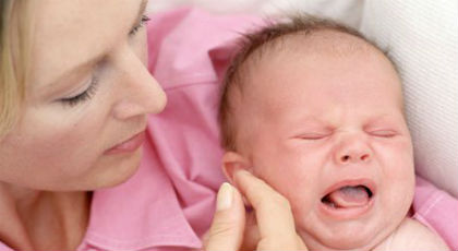 Οι αγκαλιές της μαμάς προστατεύουν το παιδί από αρρώστιες