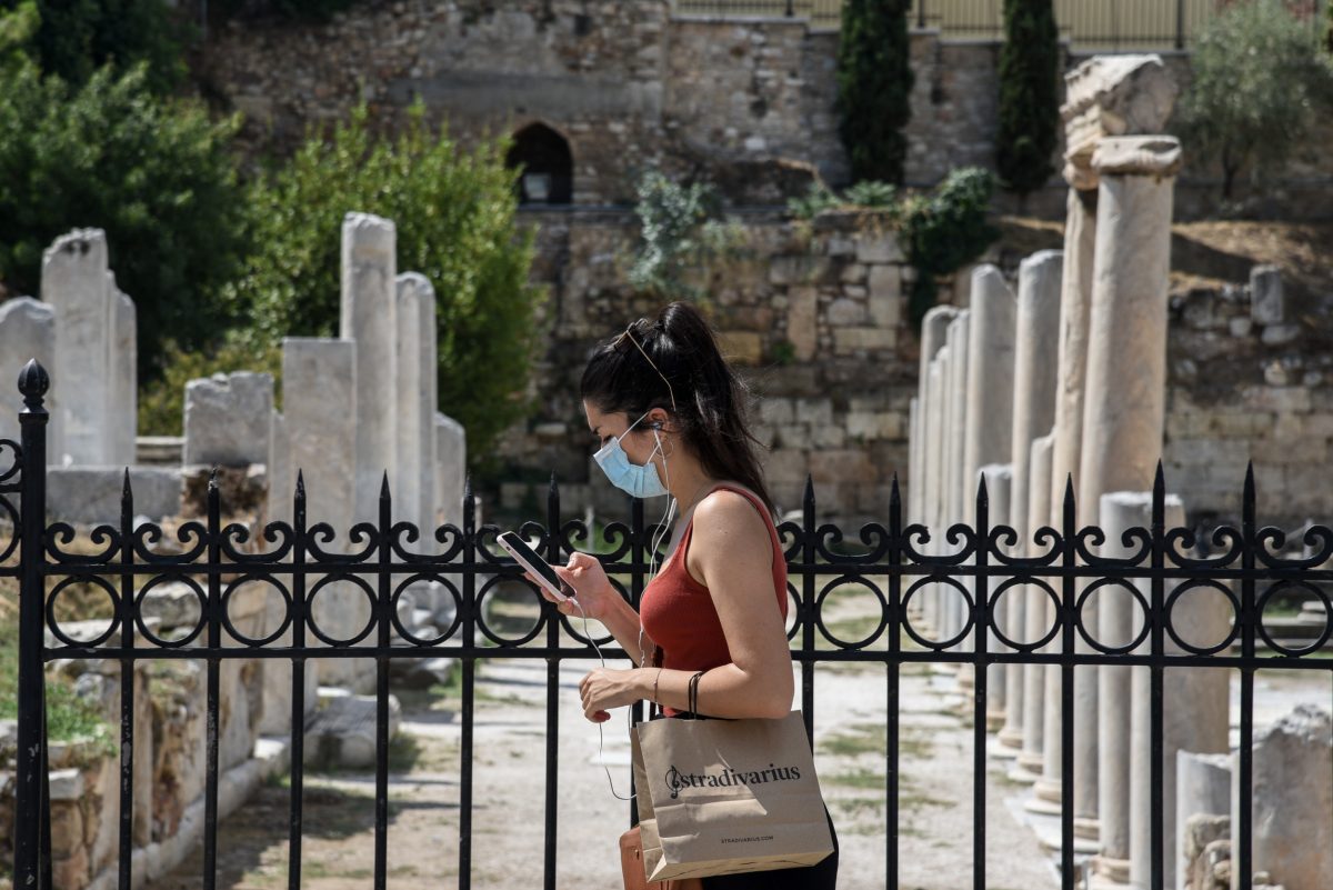 Καθηγητής Δερμιτζάκης: «Μάσκα παντού επειγόντως και ειδικά στο κέντρο της Αθήνας»