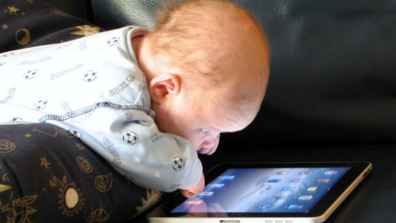 Έρευνα: Πιο «ευάλωτα» στον αυτισμό τα μωρά που κάθονται μπροστά σε τηλεόραση ή υπολογιστή