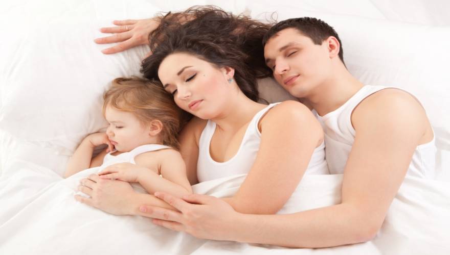 Κίνδυνος να κοιμάται το μωρό στο κρεβάτι των γονιών – Δείτε γιατί