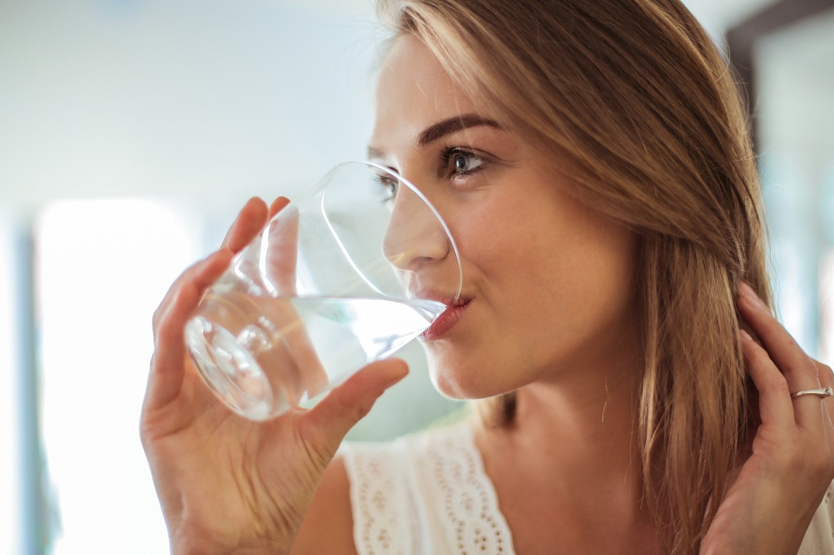 Νερό με άδειο στομάχι: Τι συμβαίνει στο σώμα μας όταν πίνουμε νερό το πρωί μόλις ξυπνάμε