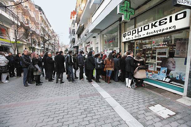 Τεράστιες ουρές στα φαρμακεία που εφημερεύουν