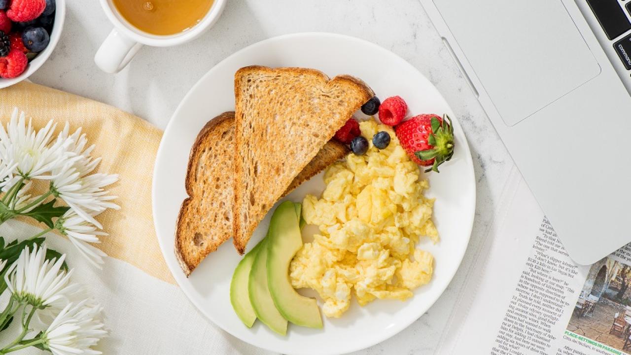Πρωινό: Αυτές είναι οι πέντε τροφές που πρέπει να αποφεύγετε – Το μπέικον είναι μέσα σε αυτές!