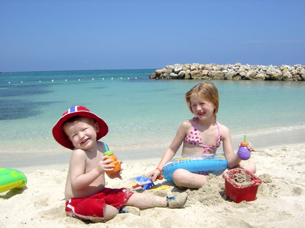 Υγιεινά σνακ για τα παιδιά στην παραλία