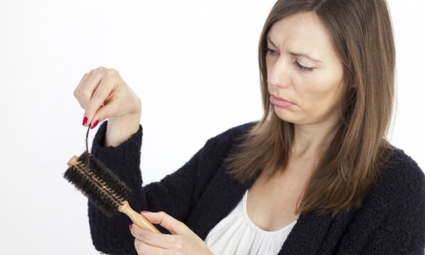 Ποιοί παράγοντες οδηγούν στην απώλεια των μαλλιών μας;