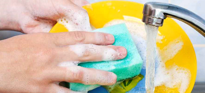 Το πλύσιμο των πιάτων στο χέρι προστατεύει τα παιδιά από αλλεργίες