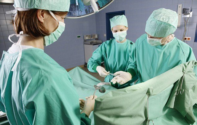 Ιδιώτες γιατροί χειρουργούν σε νοσοκομεία του ΕΣΥ με το…αζημίωτο!