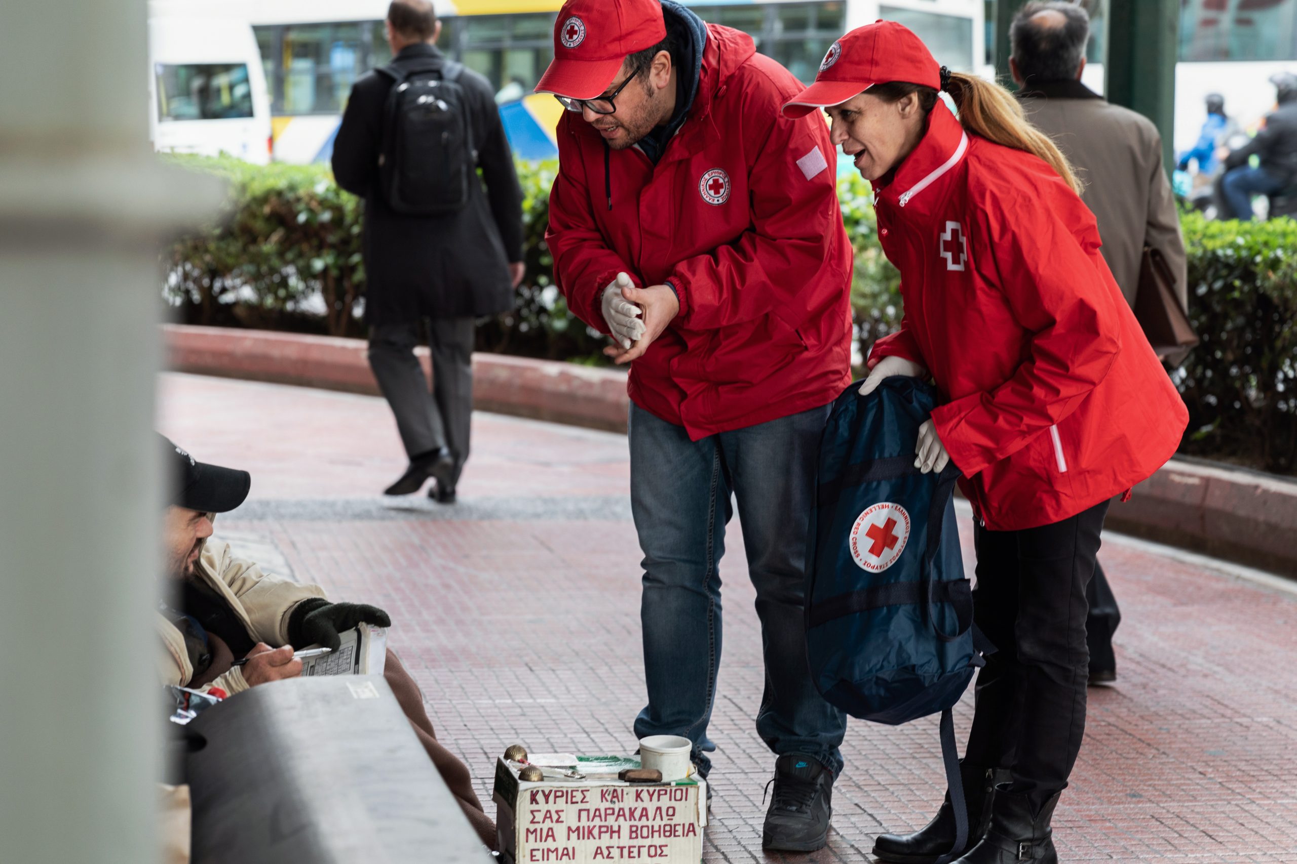 Ο Ελληνικός Ερυθρός Σταυρός στο πλευρό των αστέγων στο λιμάνι του Πειραιά