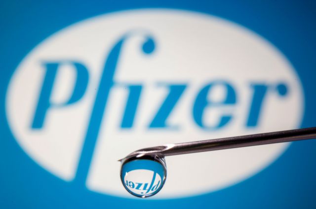 Η Pfizer μειώνει στο μισό τις ποσότητες του εμβολίου της για τον κορωνοϊό