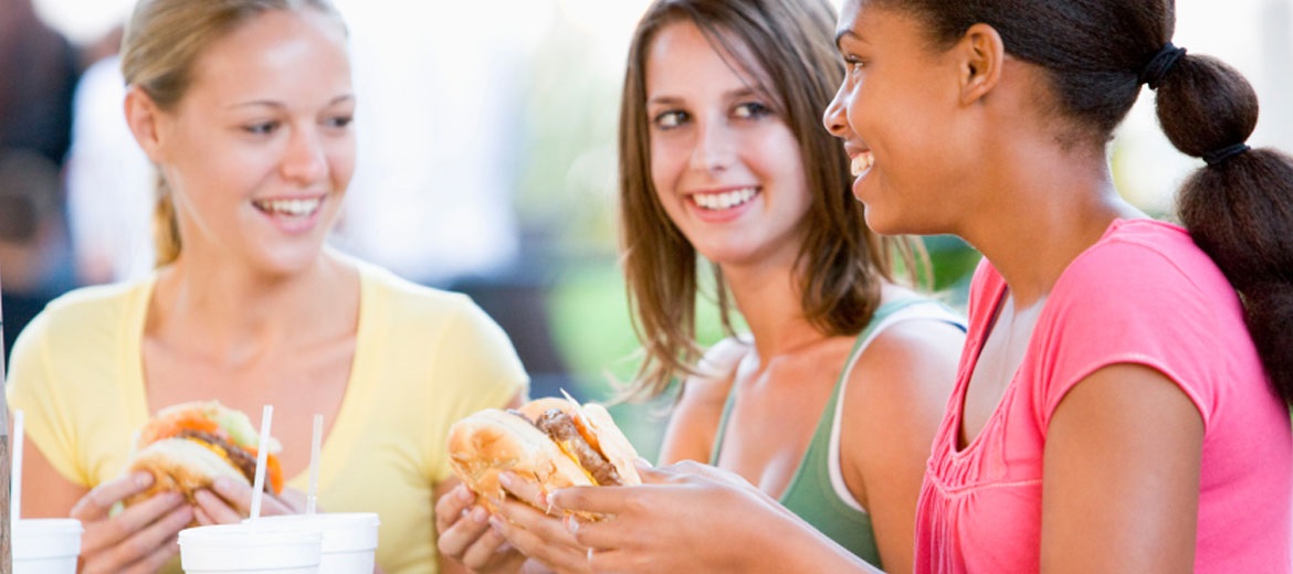 Έφηβοι και fast food: Πώς επηρεάζει την υγεία τους;