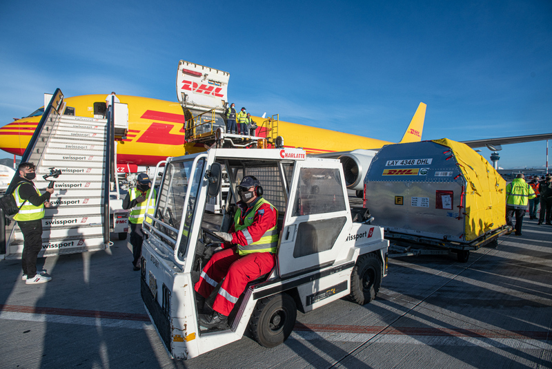 Το αεροπλάνο της DHLExpressμε τις πρώτες παρτίδες του εμβολίου προσγειώθηκε στο αεροδρόμιο Ελευθέριος Βενιζέλος
