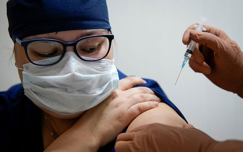Covid-19: Το 50% των Ελλήνων γιατρών δήλωσε πως δεν θέλει να κάνει το εμβόλιο- Tεράστια η άρνηση στους υγειονομικούς