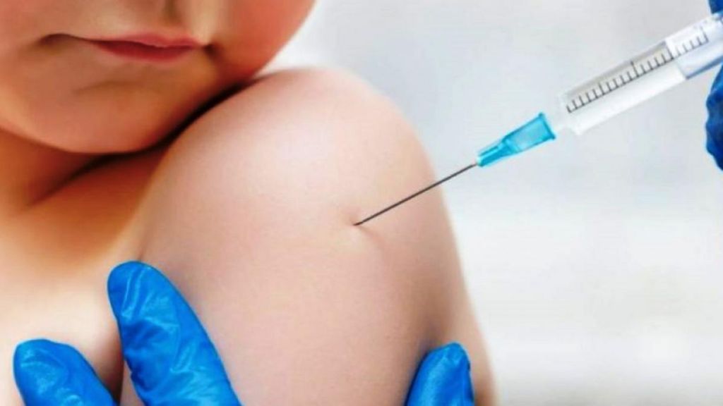 Παιδί: Όλα όσα πρέπει να γνωρίζουν οι γονείς για τα παιδικά εμβόλια εν μέσω covid
