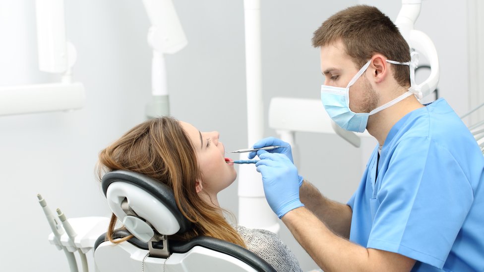 Οι οδοντίατροι ζητούν  να εμβολιαστούν άμεσα κατά του κορωνοϊού
