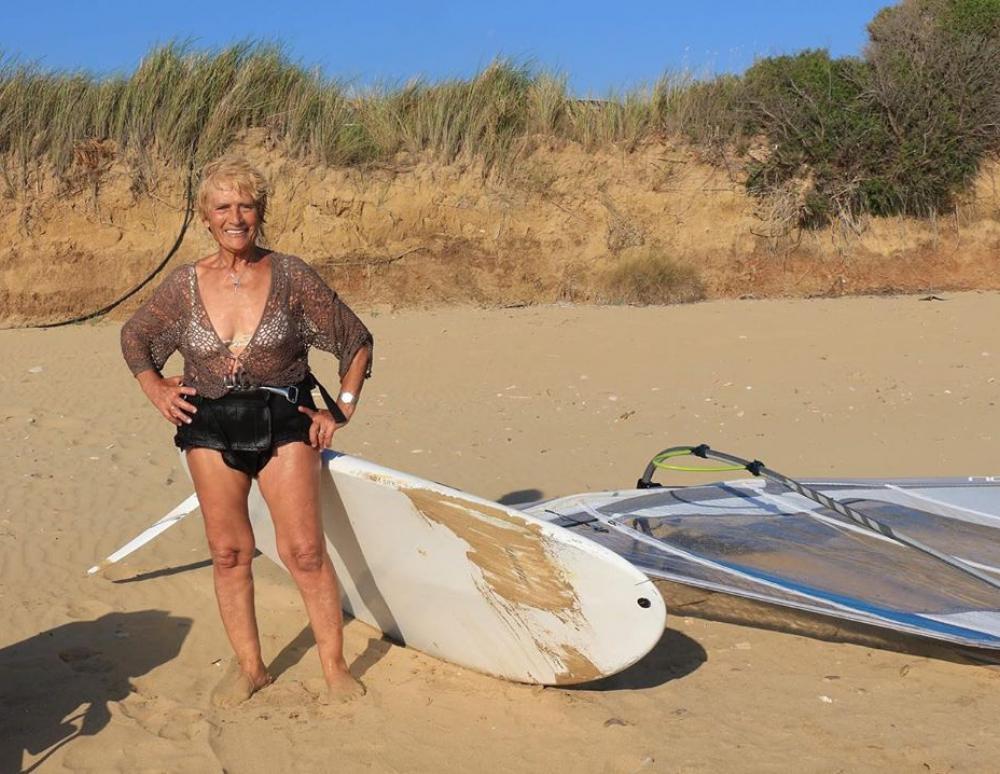 Μήνυμα αισιοδοξίας από την 82χρονη windsurfer Α.Γερολυμάτου: Ο καρκίνος του πνεύμονα δεν είναι ανίκητος!