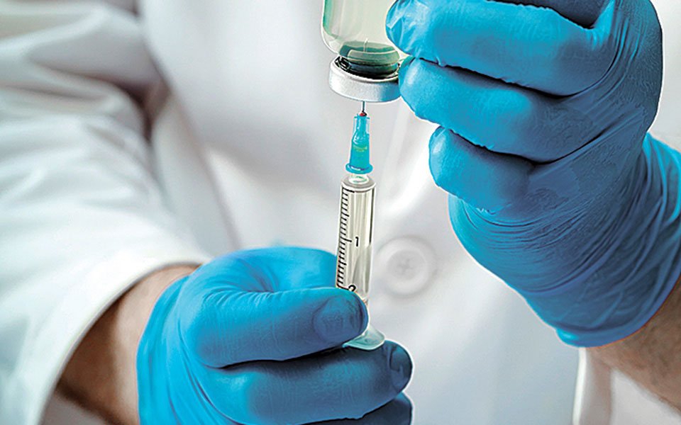 Λοιμωξιολόγοι για εμβολιασμό: «Η κυβέρνηση αργεί – Έτσι όπως πάει θα τελειώσουμε του χρόνου»