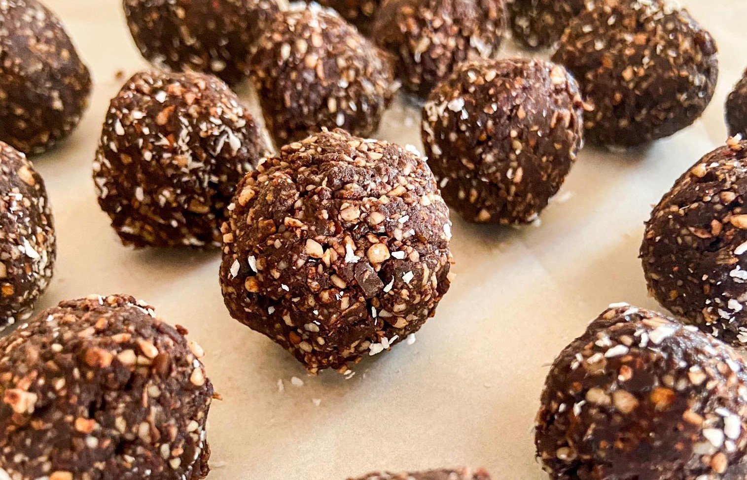 Snack time: Φτιάξτε τα πιο υγιεινά και νόστιμα energy balls