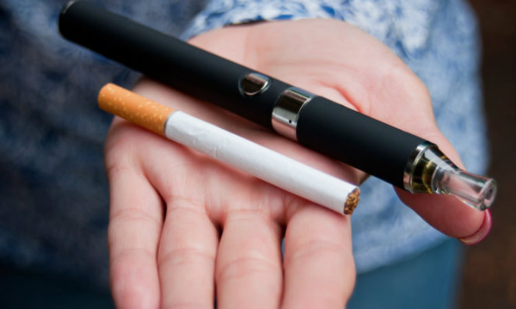 Ηλεκτρονικό τσιγάρο vs κανονικό: Ποιές οι διαφορές τους και ποιές βλάβες προκαλούν;