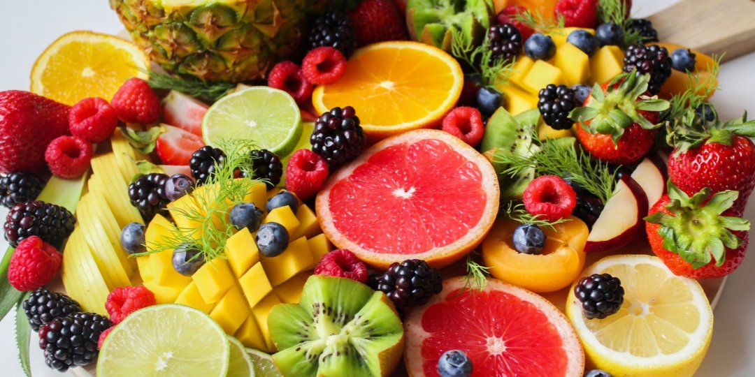 Σε αυτά τα φρούτα «κρύβεται» παραπάνω ζάχαρη – Ποιά είναι τα λιποδιαλυτικά;