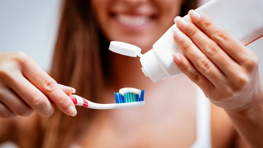 Απαγορευτικό το βούρτσισμα των δοντιών πριν αλλά και μετά το στοματικό σεξ – Γιατί;