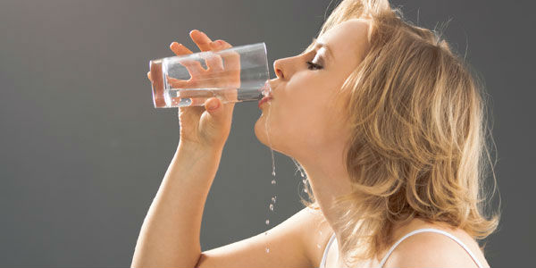 Αλκοόλ και ζάχαρη: Γιατί μας προκαλούν δίψα;