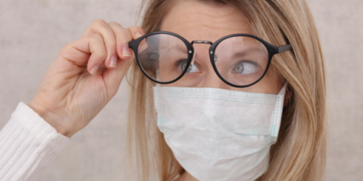 Nέα μελέτη – covid-19: Όσοι φορούν γυαλιά κινδυνεύουν λιγότερο από πιθανή μόλυνση από τον ιό