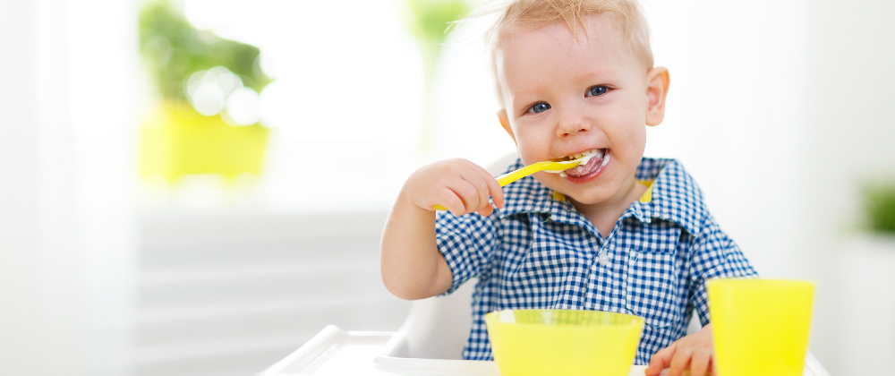 Πώς θα μάθετε στο μωρό σας σταδιακά να τρώει… μόνο του