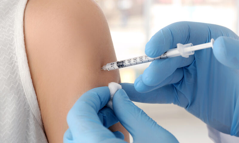 Μπορούν τα εμβόλια να μειώσουν τη μετάδοση της COVID-19;
