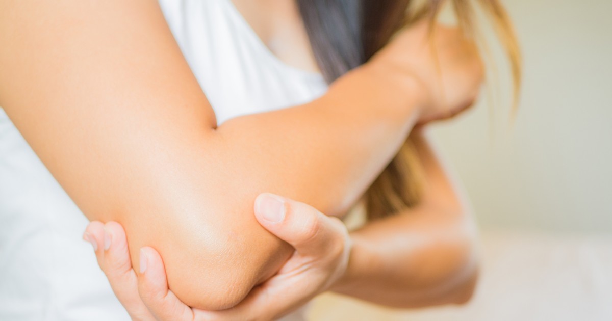 Σκασμένοι αγκώνες: Πώς να τους θεραπεύσετε φυσικά