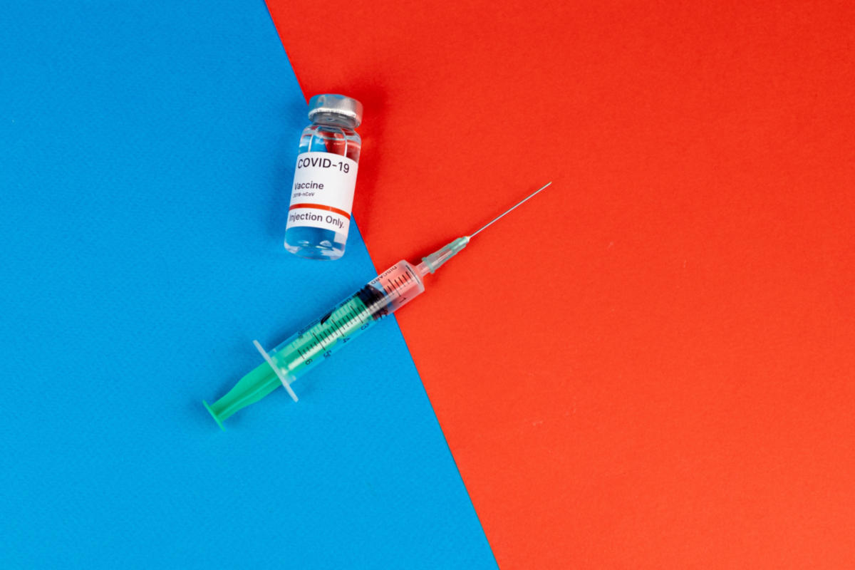 COVID-19: Γιατί δεν αρκούν μόνο τα εμβόλια για τον τερματισμό της πανδημίας;