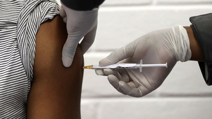 3.586 κρούσματα και το 1/3 είχε εμβολιαστεί και με τις δύο δόσεις – Τι συμβαίνει;