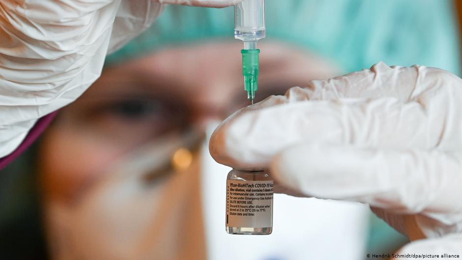 Δεν αναστέλλει η Γερμανία τους εμβολιασμούς με την AstraZeneca λόγω περιστατικών θρομβώσεων