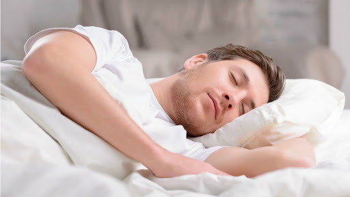 Ύπνος: Πόσες ώρες ξεκούρασης χρειάζεται ο οργανισμός – Γιατί δεν πρέπει να κοιμόμαστε υπερβολικά; (βίντεο)