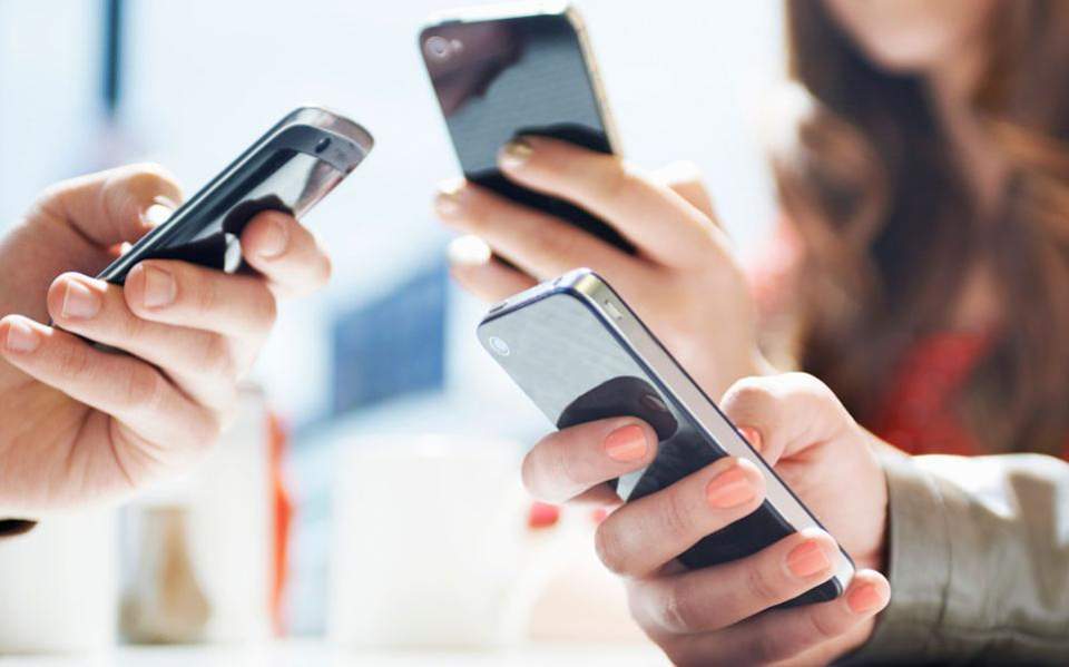 Εξάρτηση των νέων από το κινητό: Στο 23% θεωρείται ότι έχουν εθισμό