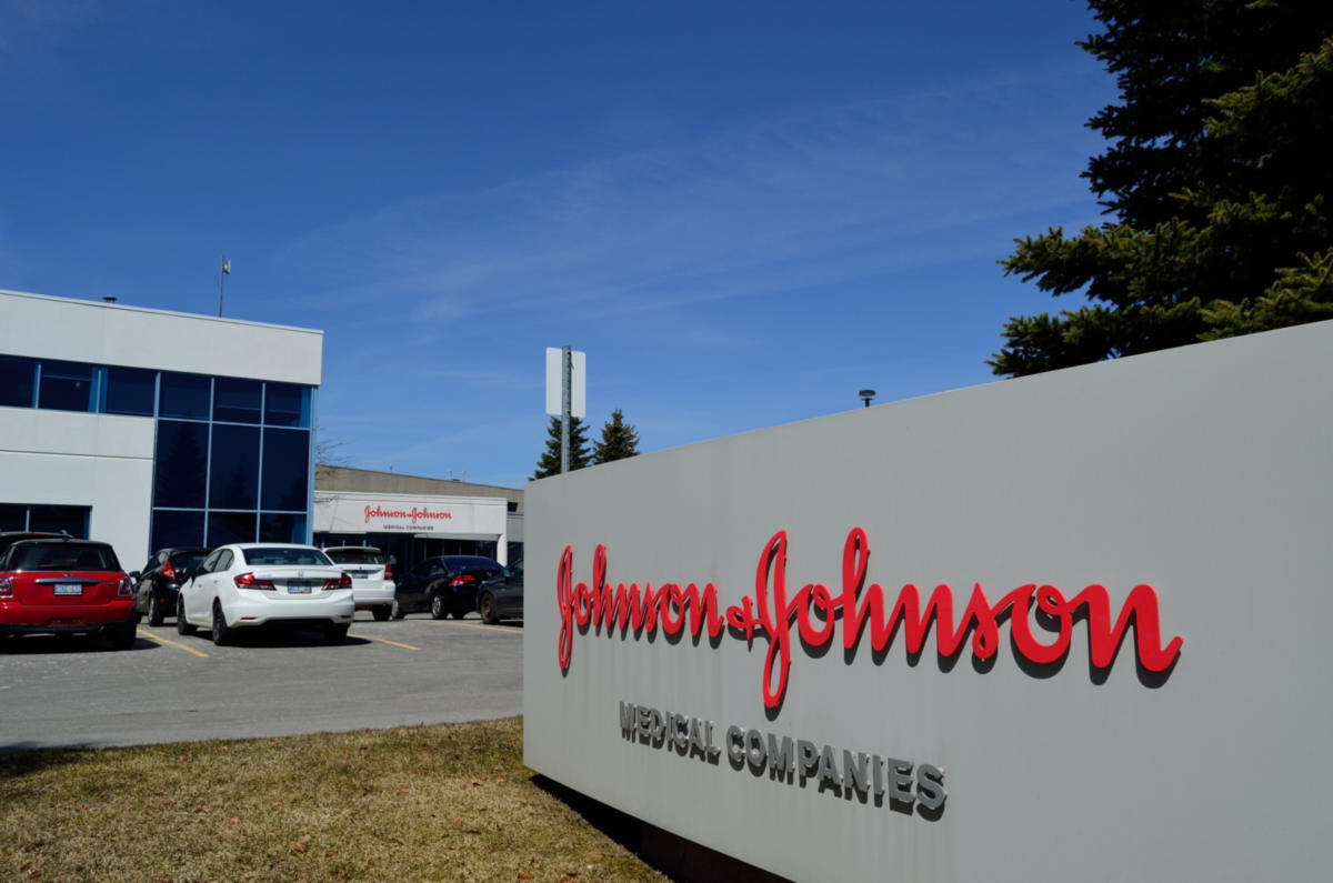 Johnson & Johnson: H ανεπιθύμητη ενέργεια του εμβολίου διαφέρει